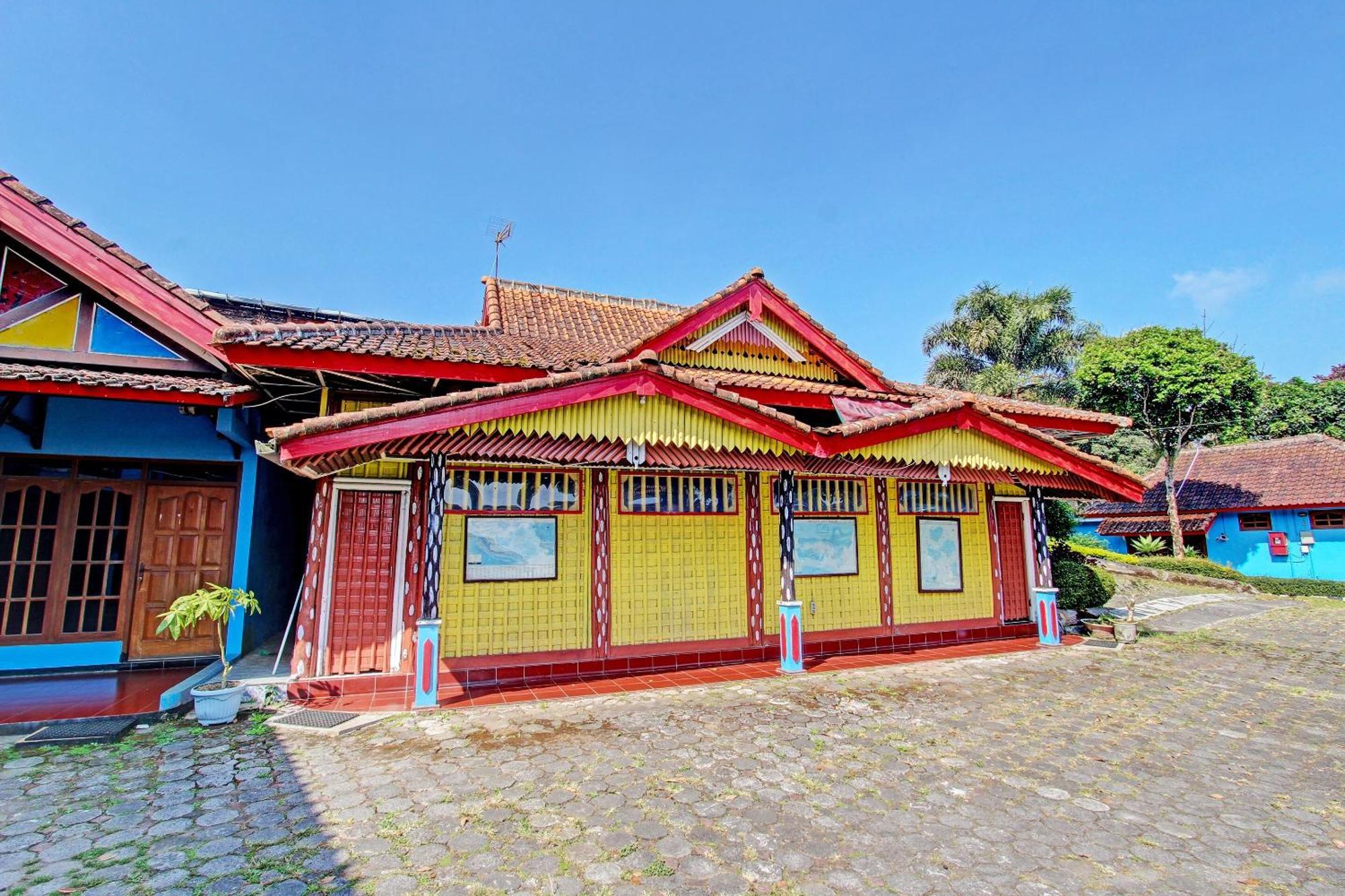 Capital O 91644 Loka Hause Hotel Salatiga Bagian luar foto