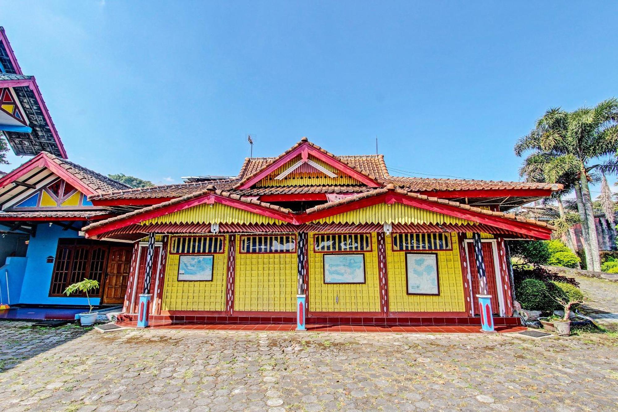 Capital O 91644 Loka Hause Hotel Salatiga Bagian luar foto
