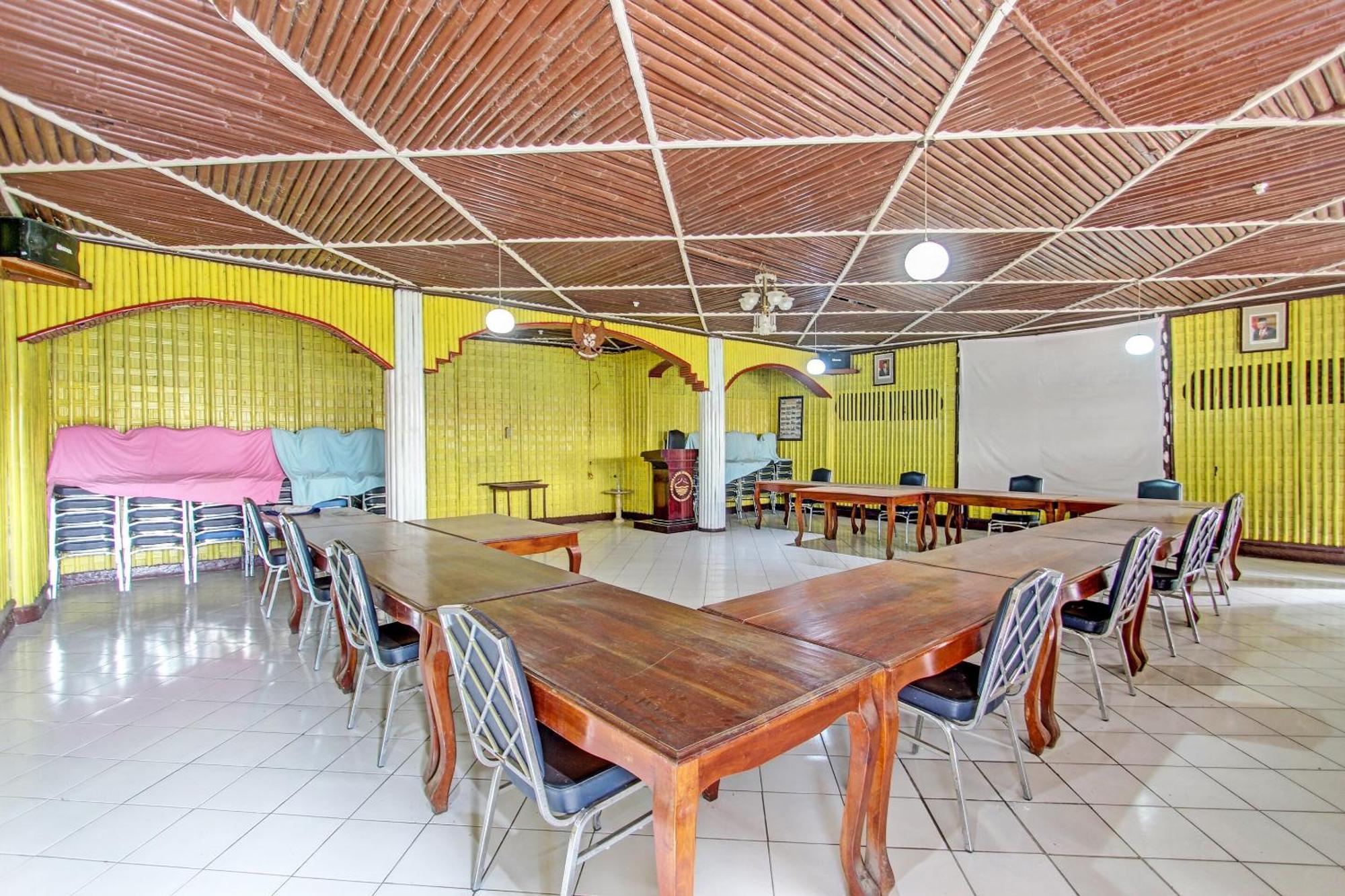 Capital O 91644 Loka Hause Hotel Salatiga Bagian luar foto