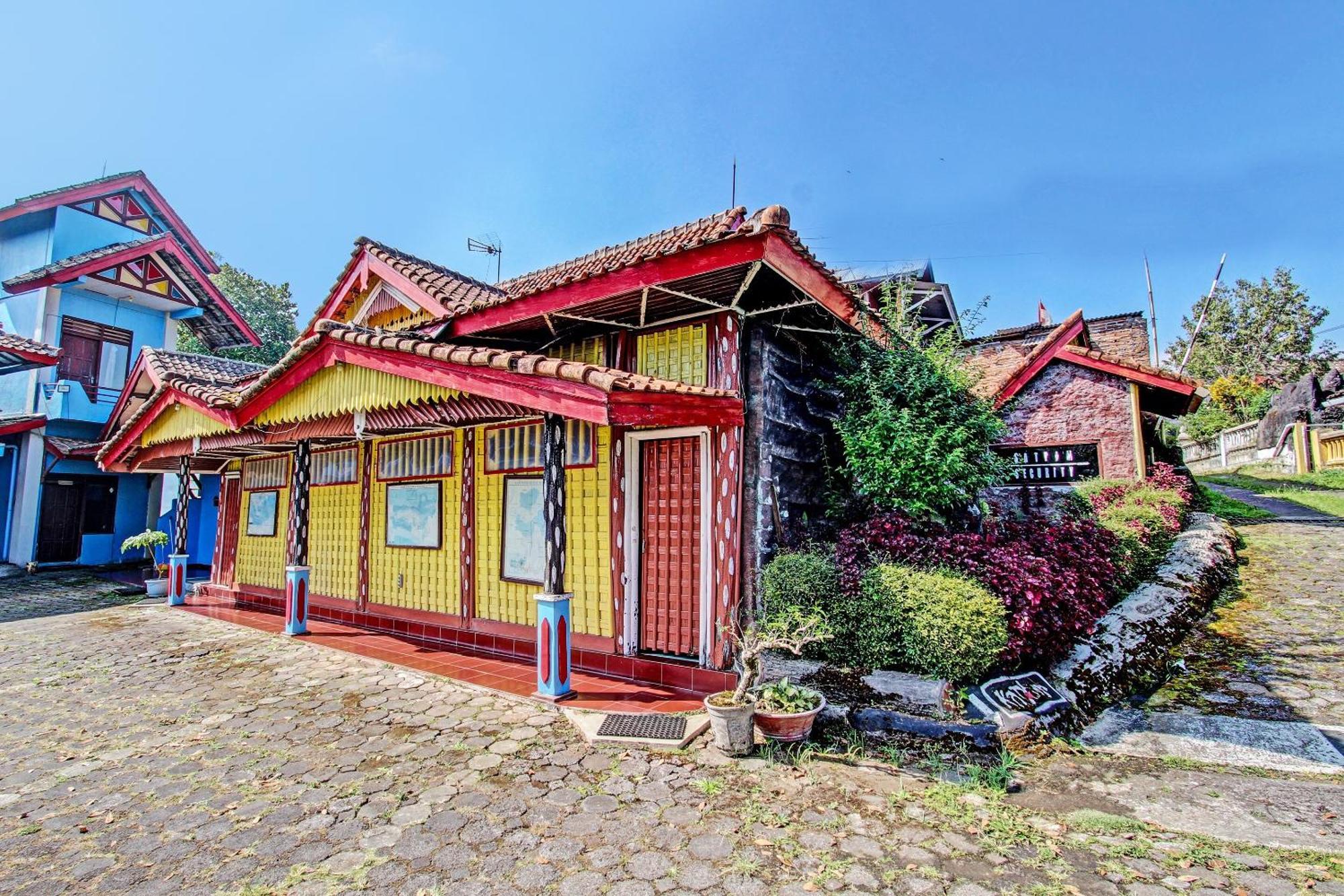 Capital O 91644 Loka Hause Hotel Salatiga Bagian luar foto
